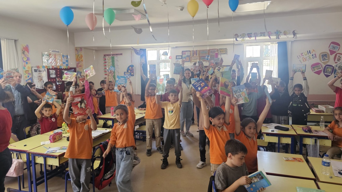 Kitapsız Büyüyen Çocuk Susuz Büyüyen Ağaca Benzer. 